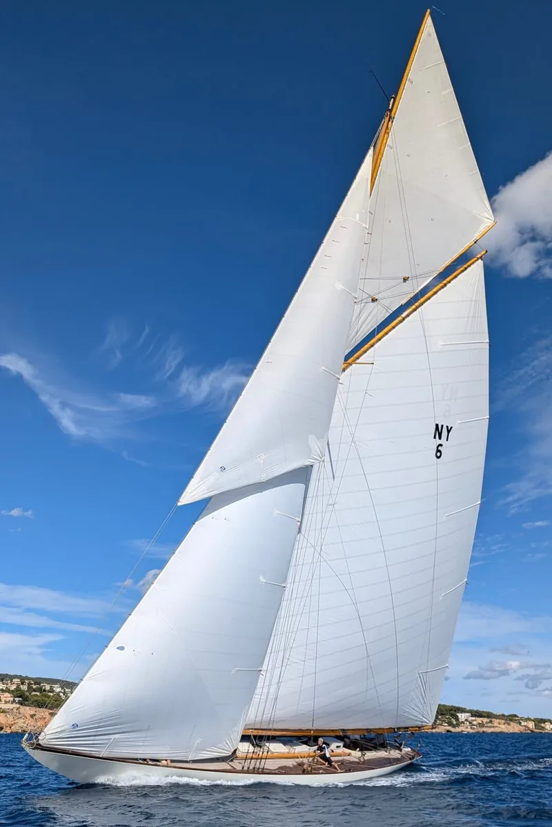 Classic 1914 yacht, sail number NY 6, under full sail
